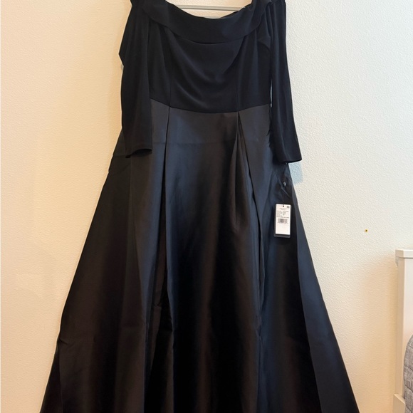 Elegant Black Off-Shoulder Gown - Picture 6 of 7